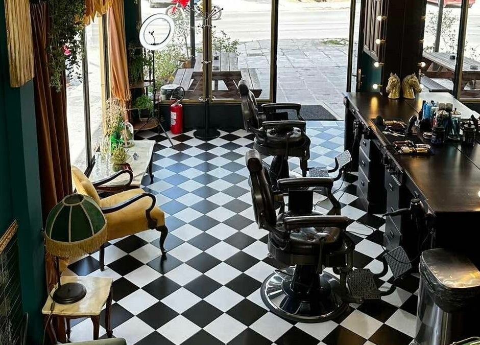 Εσωτερικό του Tzovanis Barbershop, κομψή διακόσμηση με καρέκλες κομμωτηρίου στην Αχαρνές, κοκκινος μυλος, GR.