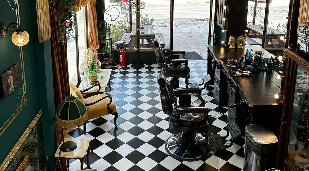 Εσωτερικό του Tzovanis Barbershop, κομψή διακόσμηση με καρέκλες κομμωτηρίου στην Αχαρνές, κοκκινος μυλος, GR.