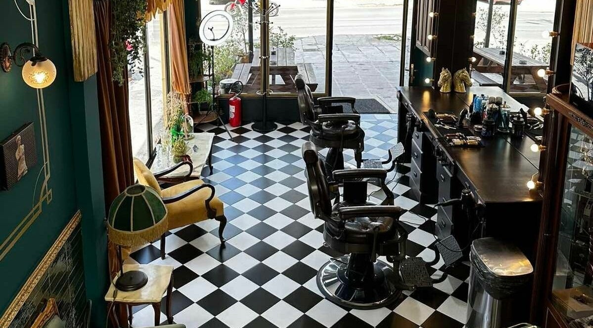 Εσωτερικό του Tzovanis Barbershop, κομψή διακόσμηση με καρέκλες κομμωτηρίου στην Αχαρνές, κοκκινος μυλος, GR.