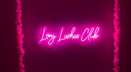 Neon 'Long Lashes Club' sign at Lash Secret (Silom Plaza), Krung Thep Maha Nakhon, TH in vibrant pink.