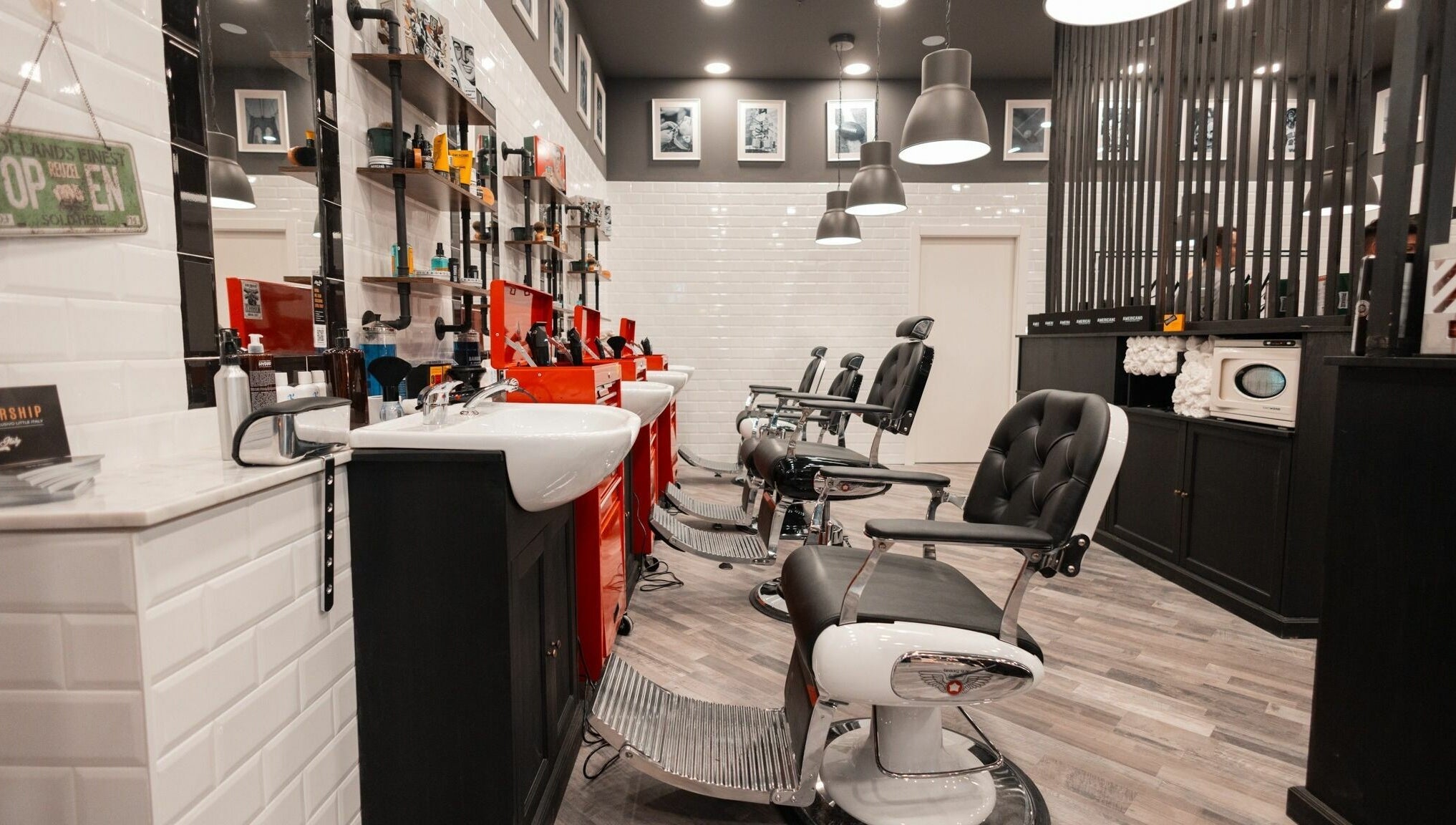 Barberia elegante di Bergamo Oriocenter - Little Italy Barbershop a Lombardia, Lombardia, IT.