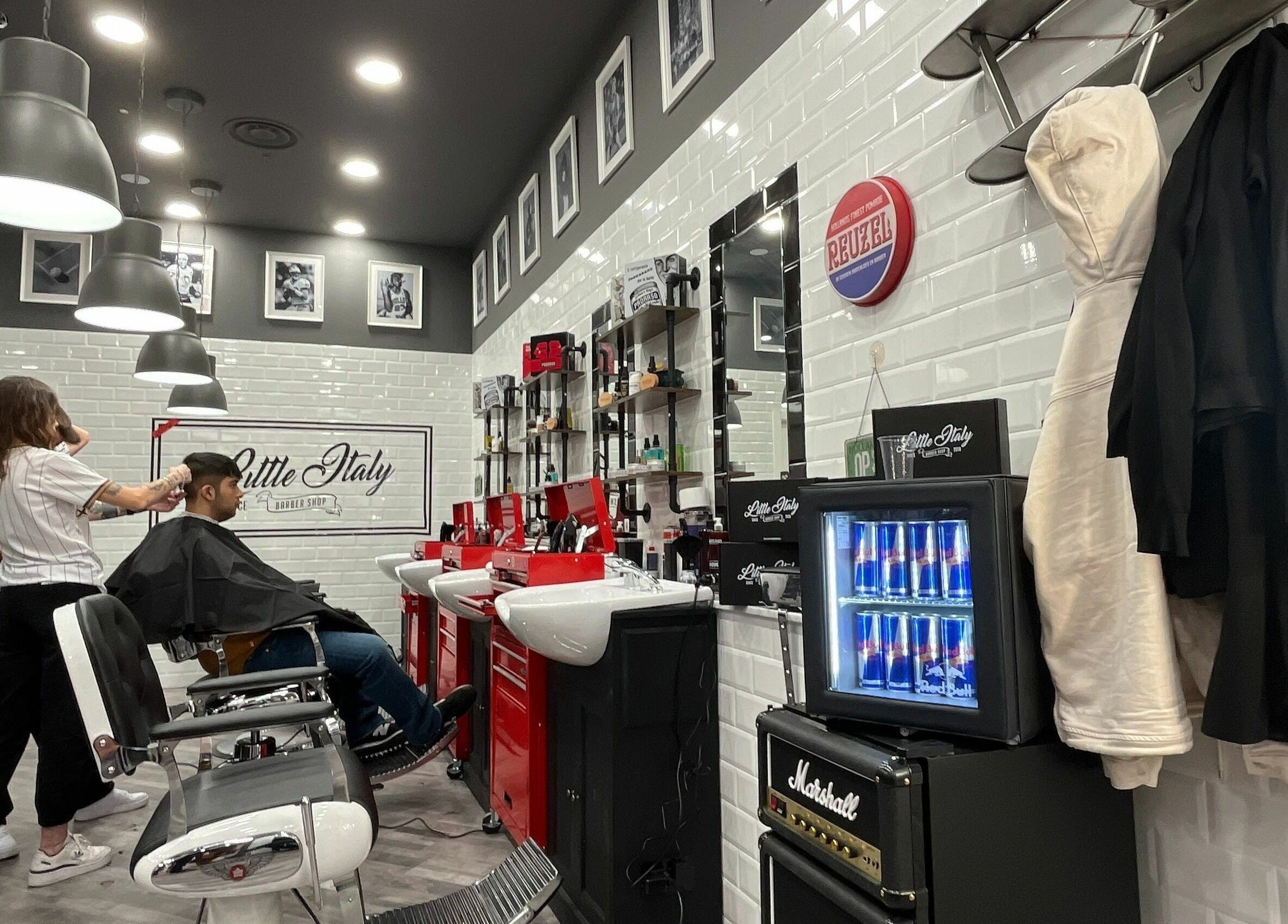 Bergamo Oriocenter - Little Italy Barbershop a Lombardia con arredi moderni e un cliente in poltrona.