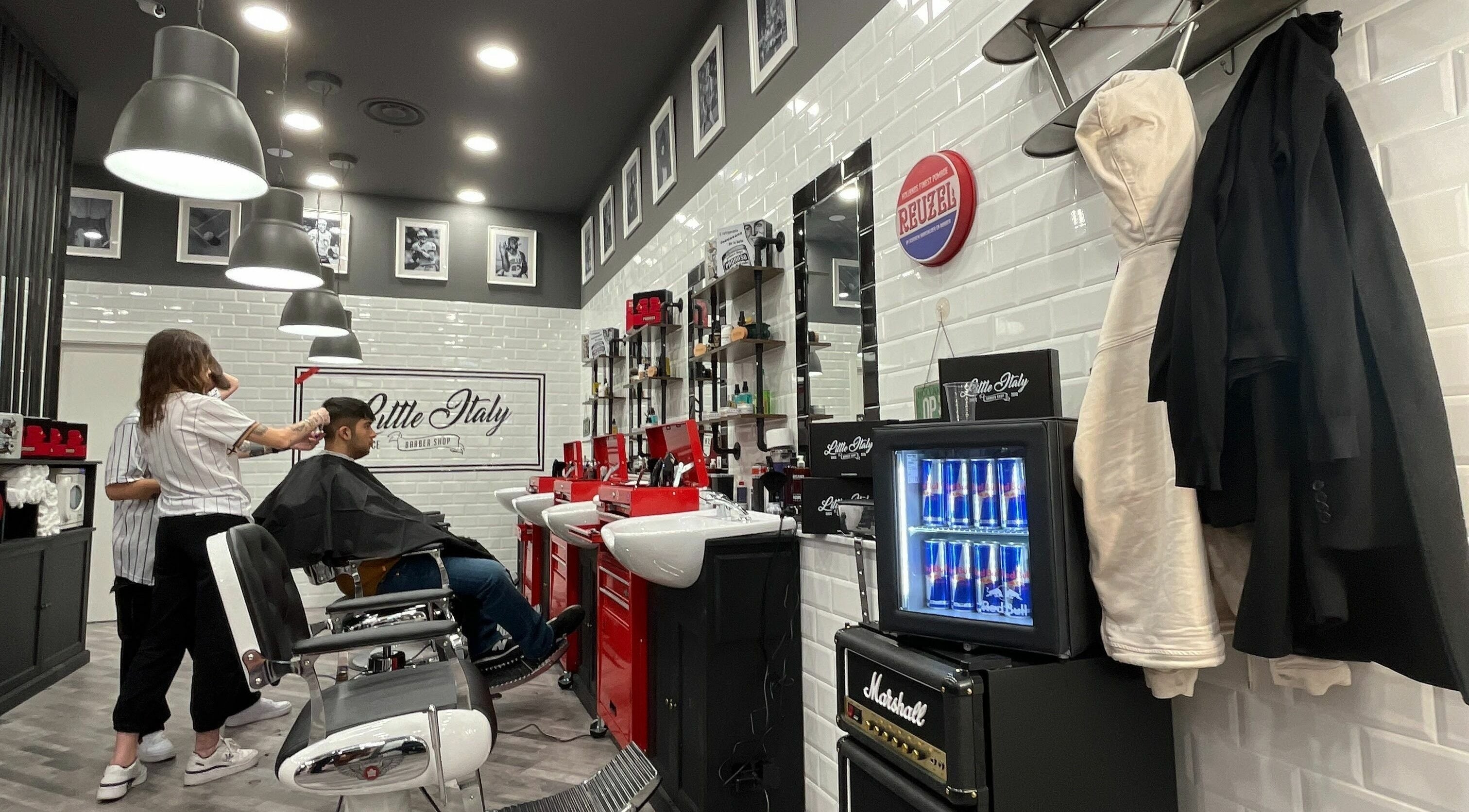 Bergamo Oriocenter - Little Italy Barbershop a Lombardia con arredi moderni e un cliente in poltrona.