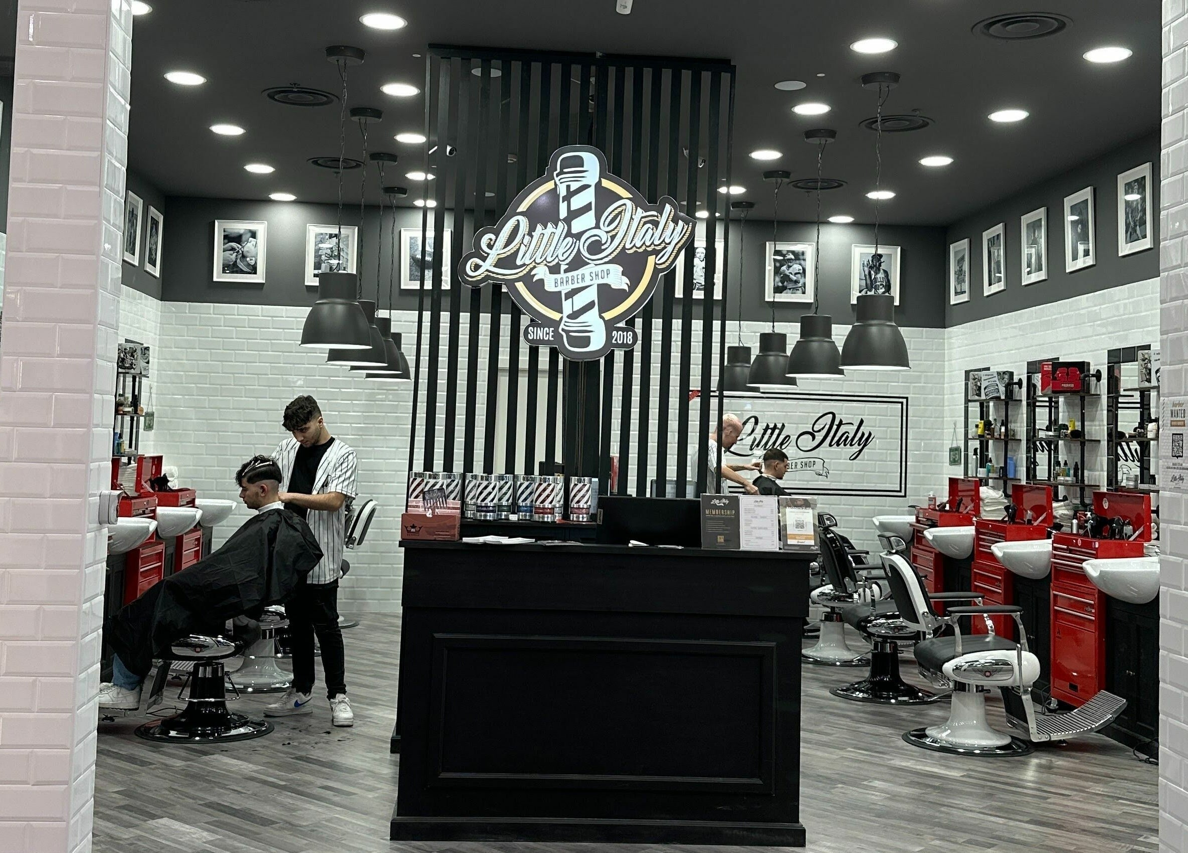 Interni di Bergamo Oriocenter - Little Italy Barbershop, Lombardia, con arredi moderni e clienti in salone.