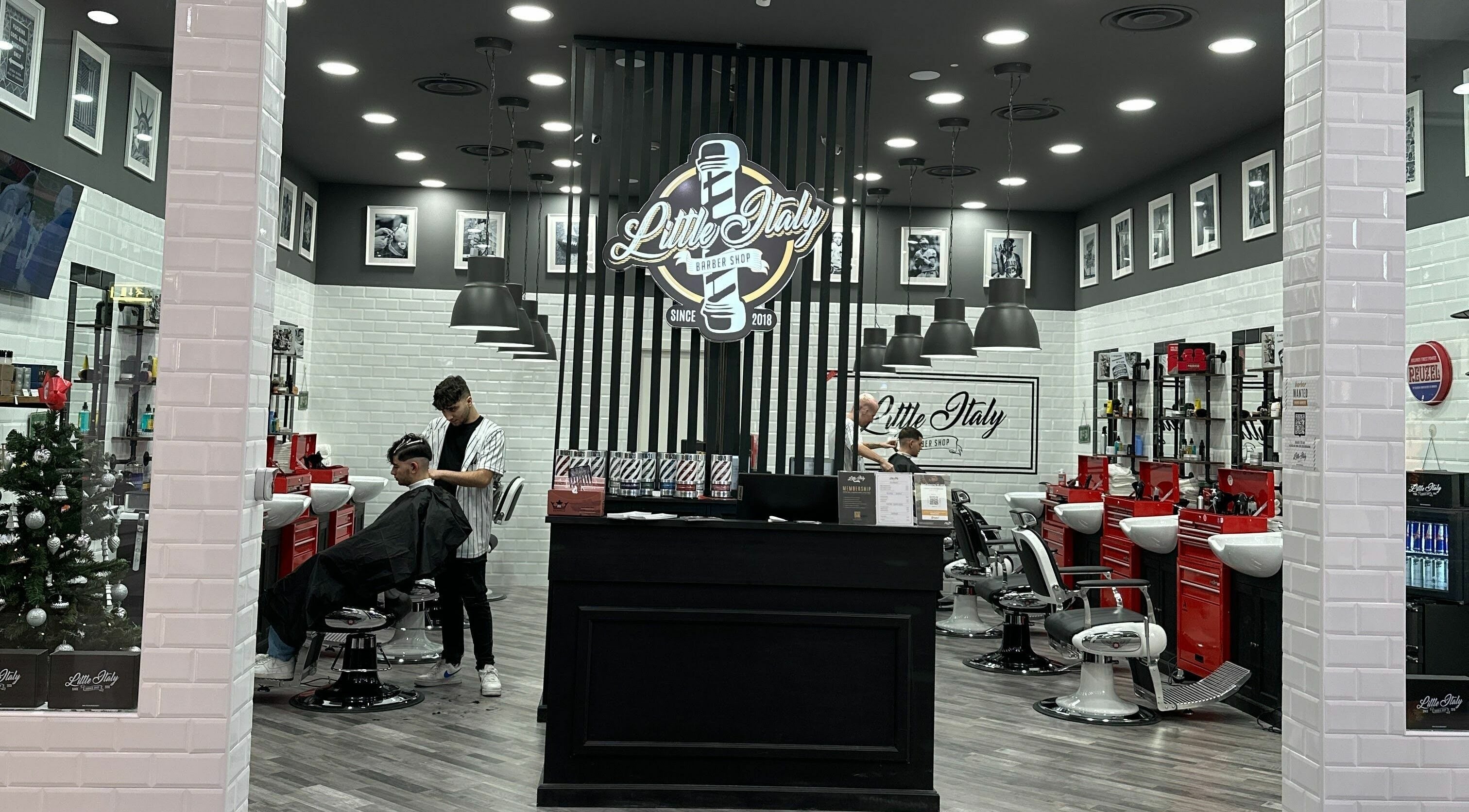 Interni di Bergamo Oriocenter - Little Italy Barbershop, Lombardia, con arredi moderni e clienti in salone.