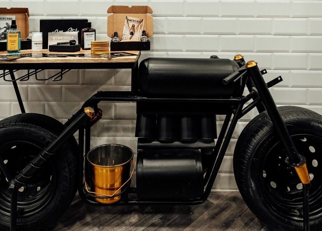 Decorazione a tema moto presso Bergamo Oriocenter - Little Italy Barbershop, Lombardia, Lombardia, IT.