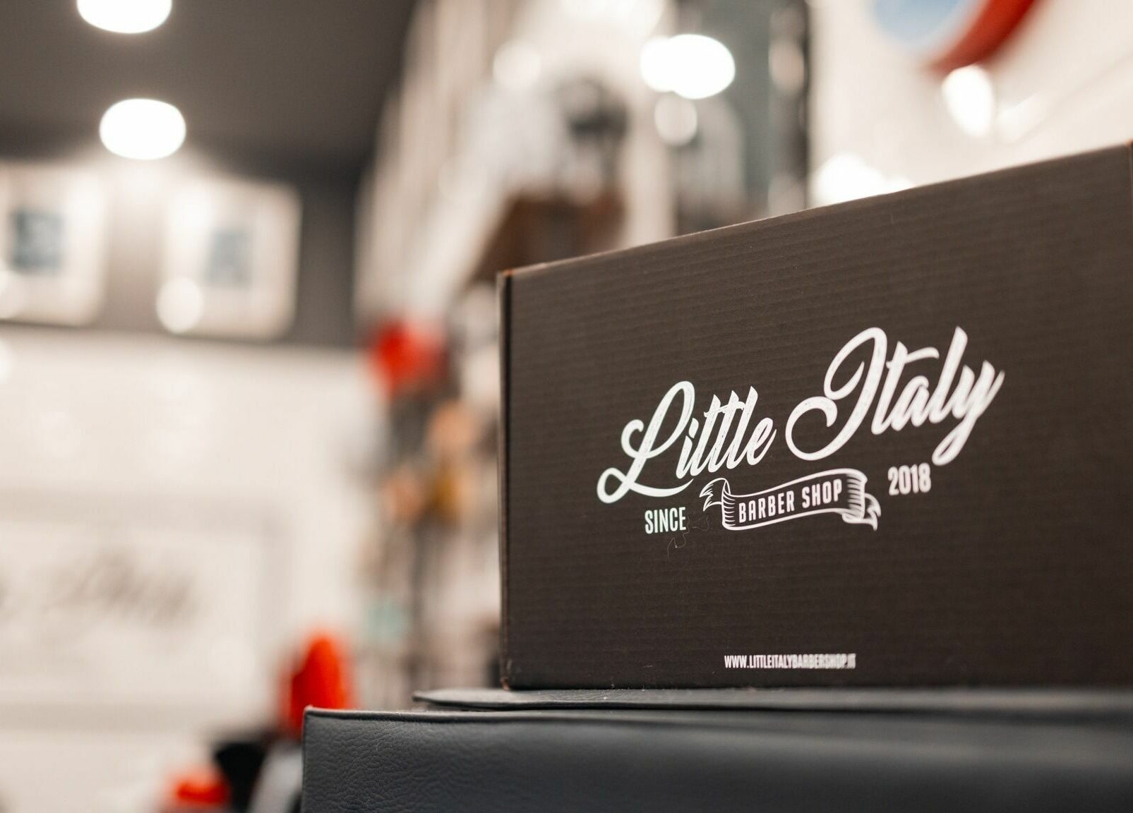 Scatola brandizzata di Little Italy Barbershop a Bergamo Oriocenter, Lombardia, Lombardia, IT.