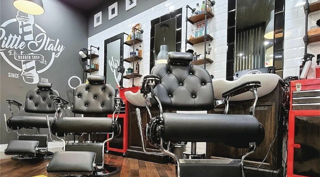 Interno accogliente di Massa MareMonti Carrefour Massa Little Italy Barbershop a Massa, Toscana, IT.