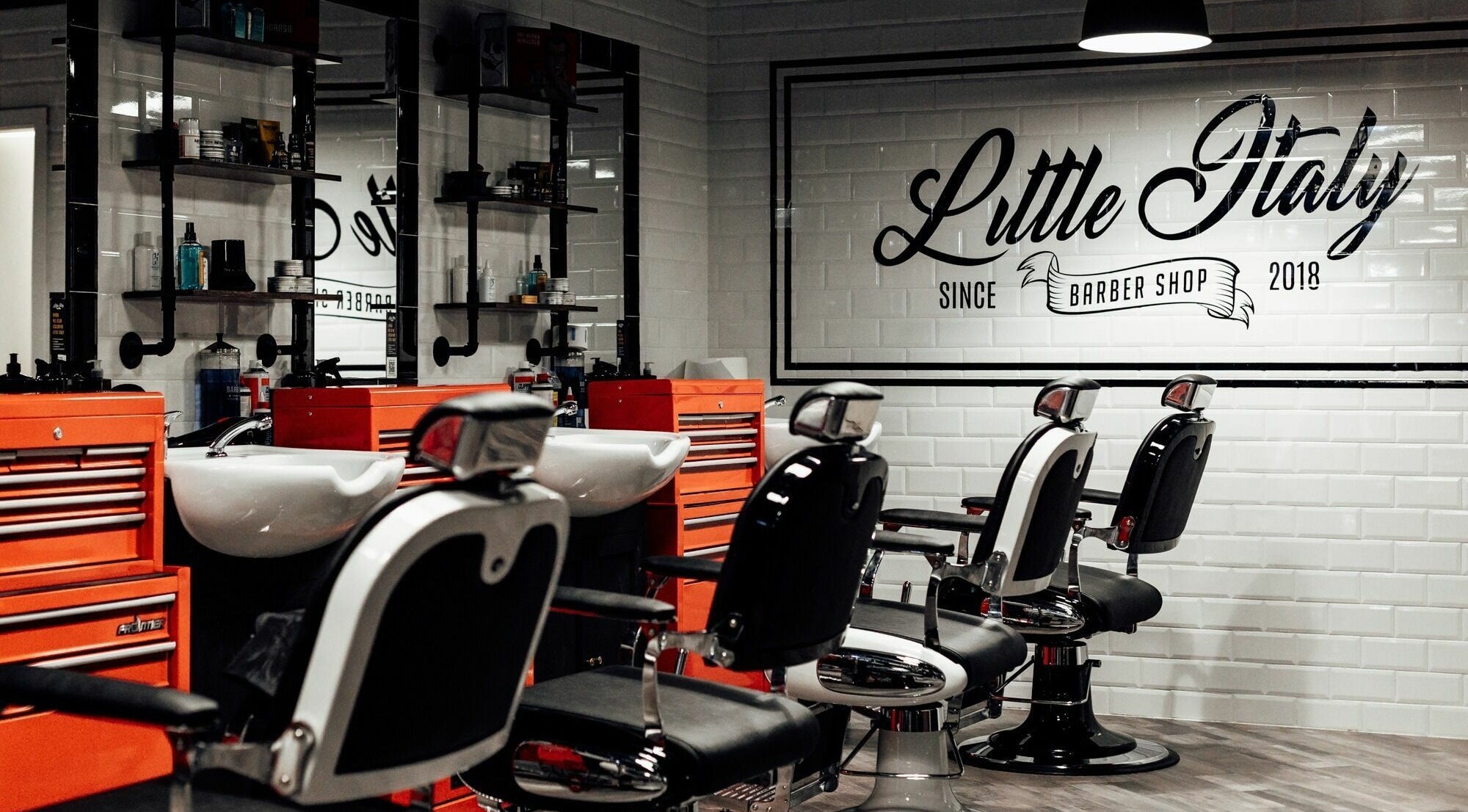 Interno elegante del Torino - Shopville Le Gru Little Italy Barbershop, Piemonte, Piemonte, IT.