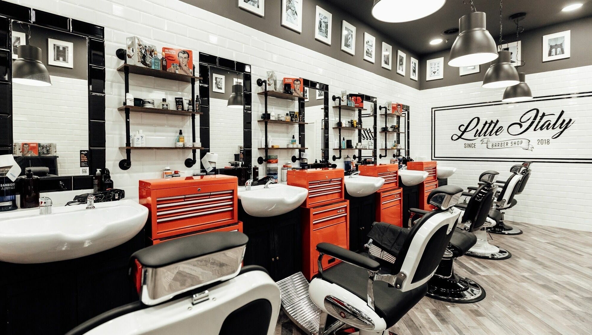 Interno di Modena Cc Grandemilia Little Italy Barbershop a Modena, Emilia-Romagna, IT con poltrone classiche.