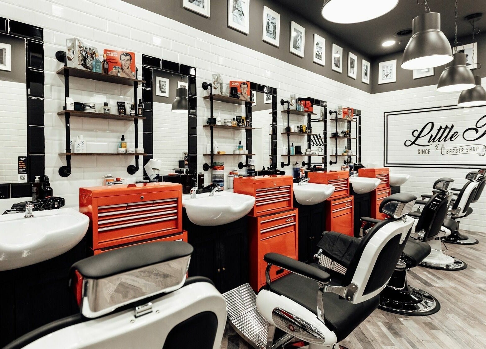 Interno di Modena Cc Grandemilia Little Italy Barbershop a Modena, Emilia-Romagna, IT con poltrone classiche.