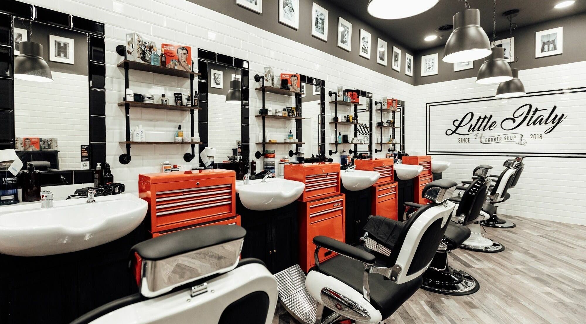 Interno di Modena Cc Grandemilia Little Italy Barbershop a Modena, Emilia-Romagna, IT con poltrone classiche.