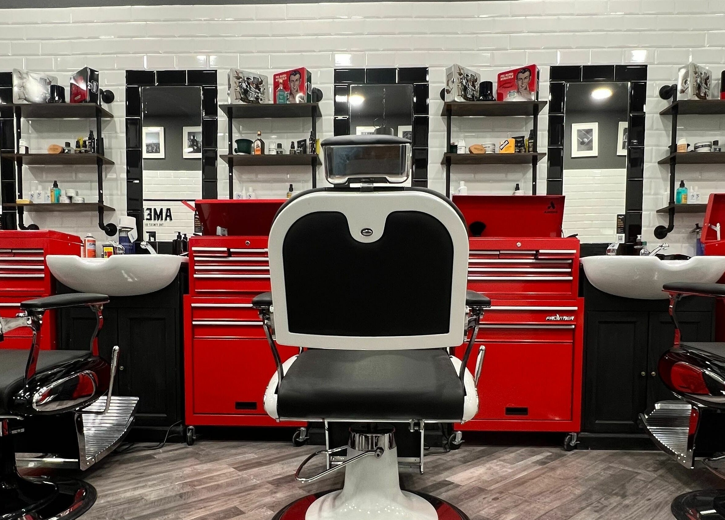 Interno di Modena Cc Grandemilia Little Italy Barbershop a Modena, Emilia-Romagna, IT con poltrona elegante.