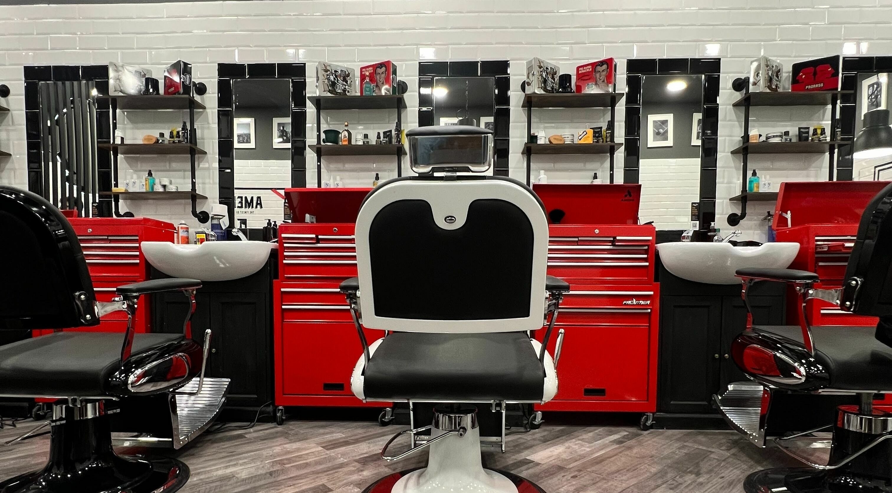 Interno di Modena Cc Grandemilia Little Italy Barbershop a Modena, Emilia-Romagna, IT con poltrona elegante.