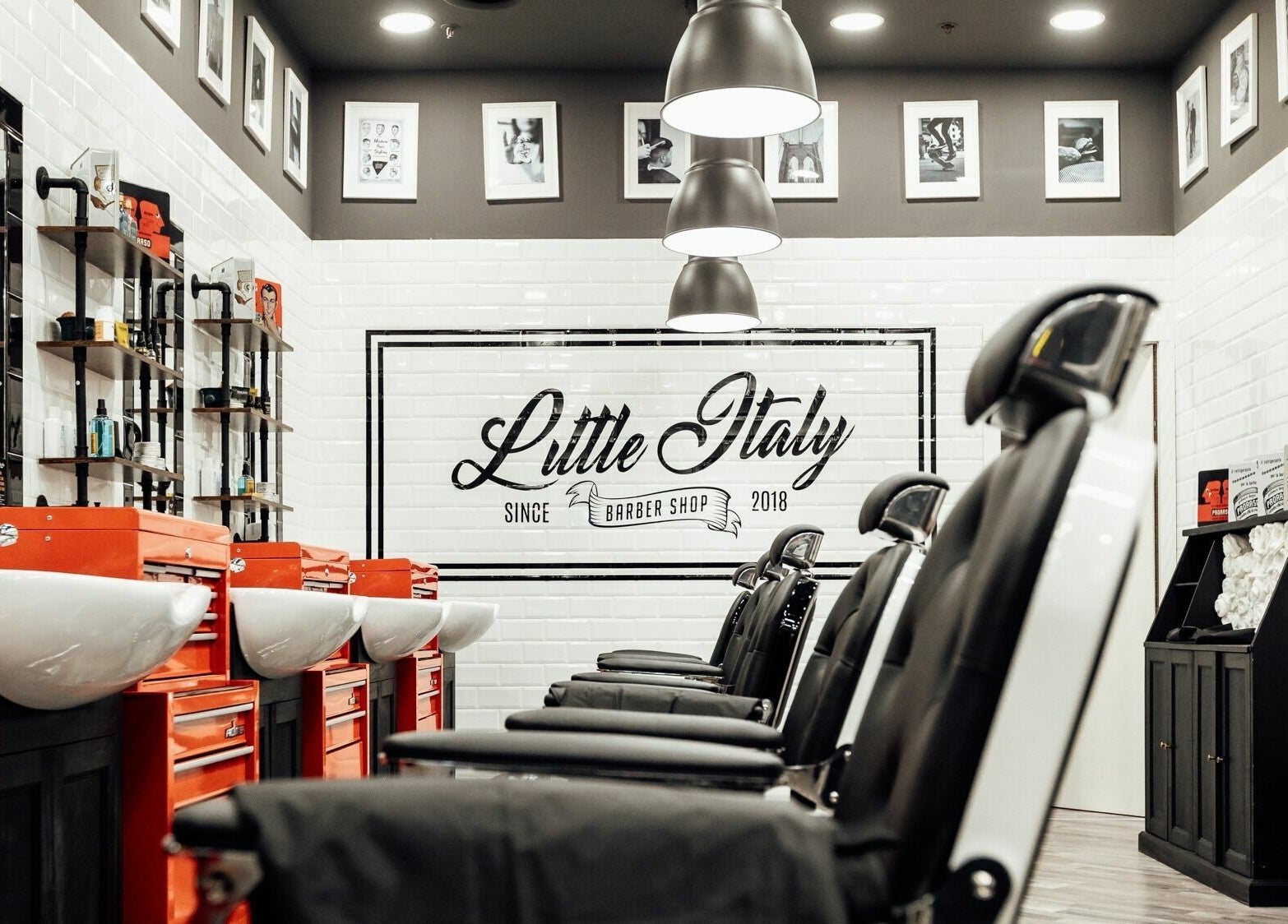Interno di Modena Cc Grandemilia Little Italy Barbershop a Modena, Emilia-Romagna, IT.