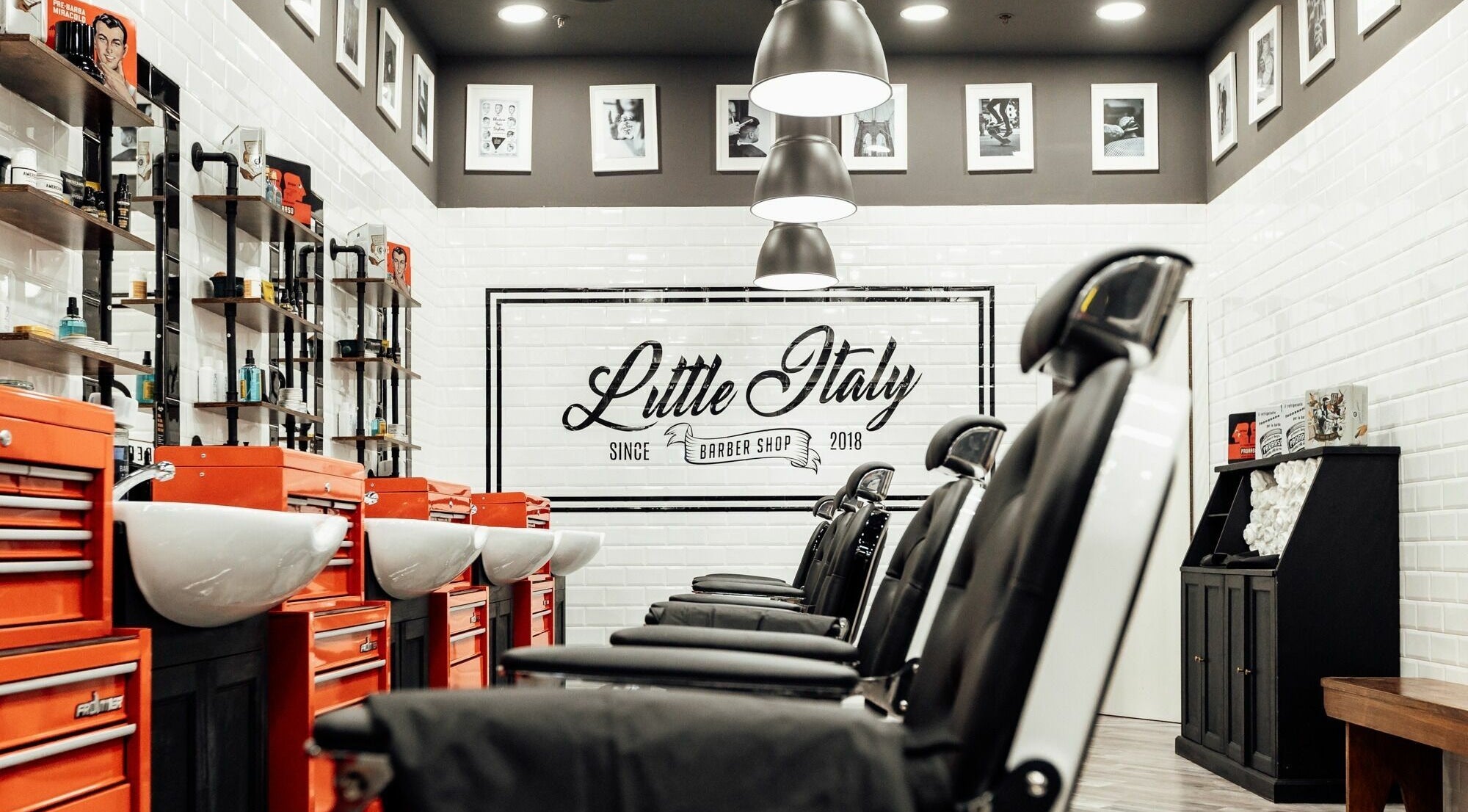 Interno di Modena Cc Grandemilia Little Italy Barbershop a Modena, Emilia-Romagna, IT.