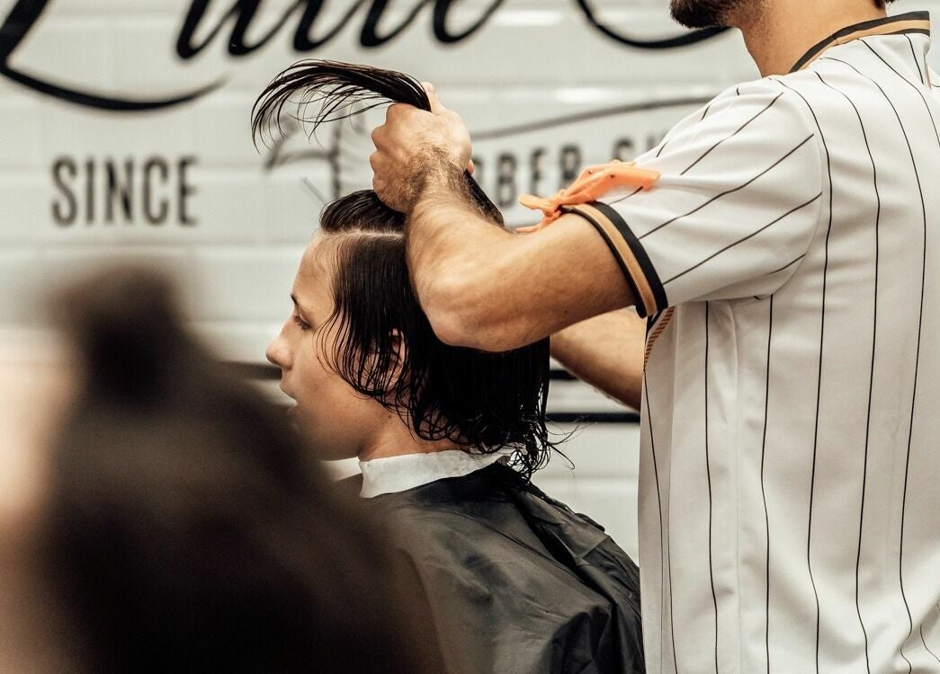 Barbiere che lavora presso Modena Cc Grandemilia Little Italy Barbershop a Modena, Emilia-romagna, IT.