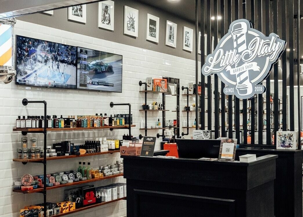 Interno elegante del Modena Cc Grandemilia Little Italy Barbershop a Modena, Emilia-romagna, IT.