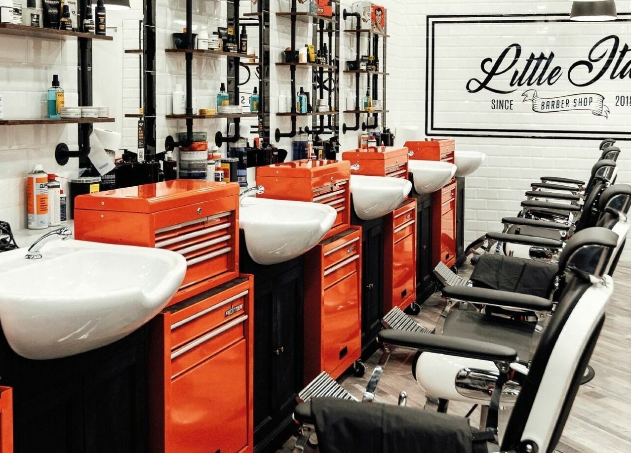 Interno di Voghera - Cc Montebello | Little Italy Barbershop, poltrone eleganti e lavabi moderni. Lombardia, Lombardia, IT.