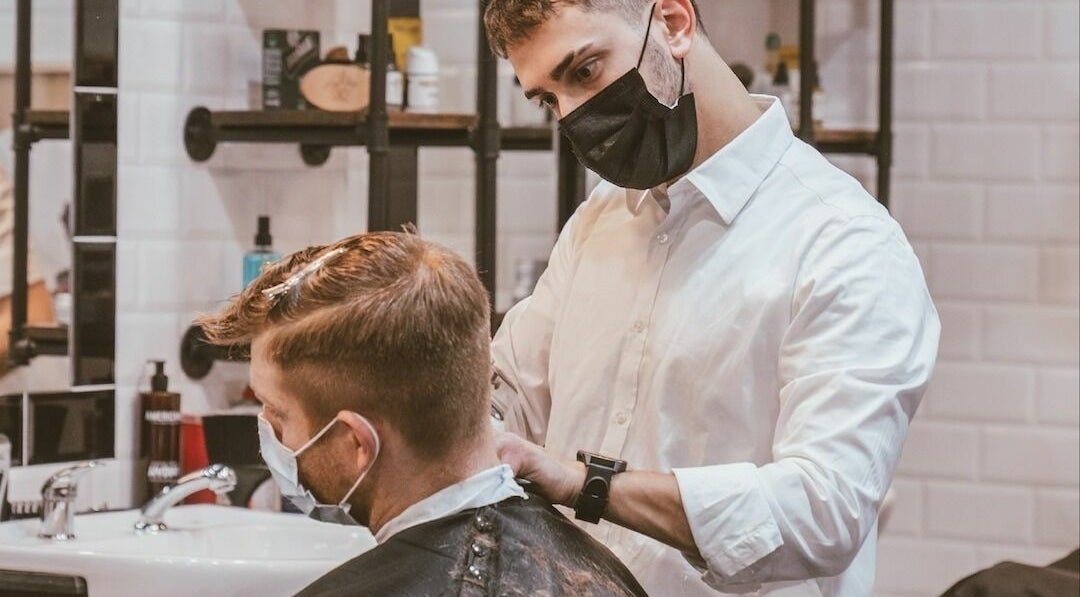 Barbiere al lavoro presso Voghera - Cc Montebello | Little Italy Barbershop, in Lombardia, Lombardia, IT.