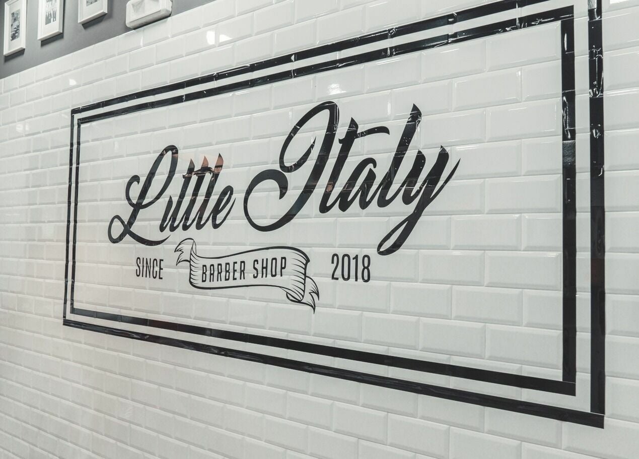 Interno moderno di Little Italy Barbershop a Voghera - Cc Montebello, Lombardia, Lombardia, IT.