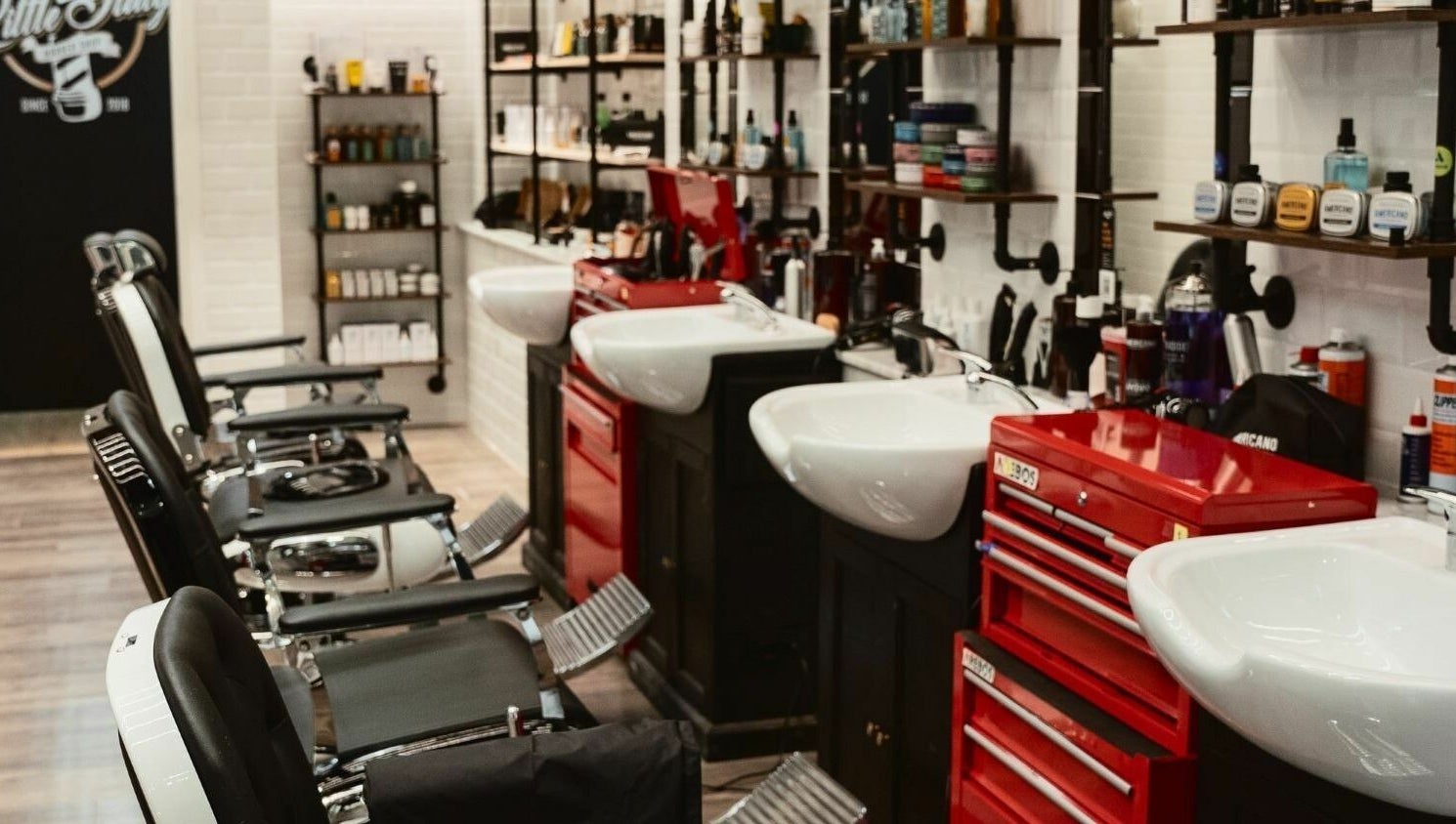 Interno moderno del Little Italy Barbershop a Pavia nel Cc Carrefour, Lombardia, IT.