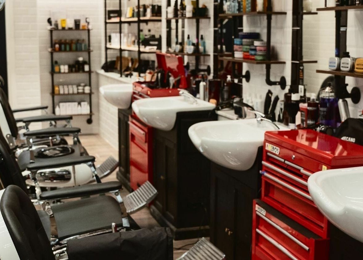 Interno moderno del Little Italy Barbershop a Pavia nel Cc Carrefour, Lombardia, IT.