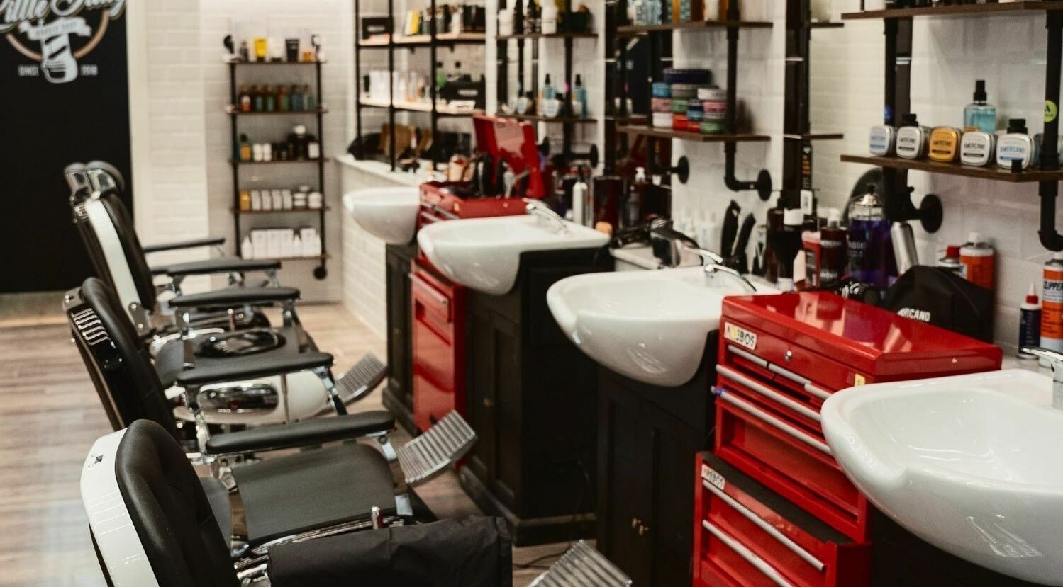 Interno moderno del Little Italy Barbershop a Pavia nel Cc Carrefour, Lombardia, IT.