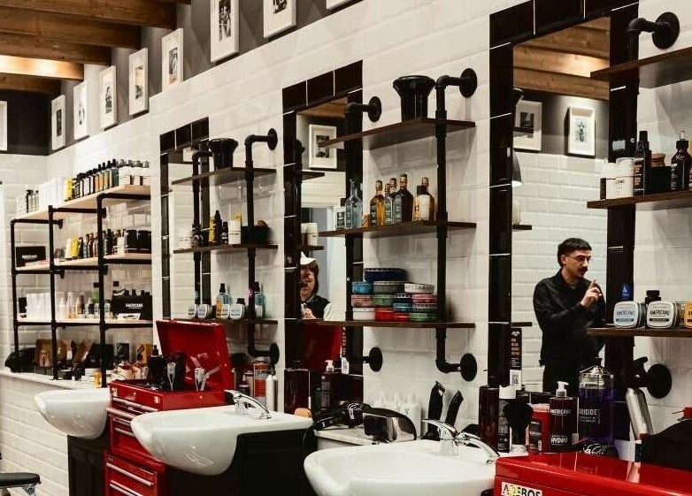Interni eleganti di Little Italy Barbershop presso Pavia - Cc Carrefour, Pavia, Lombardia, IT.