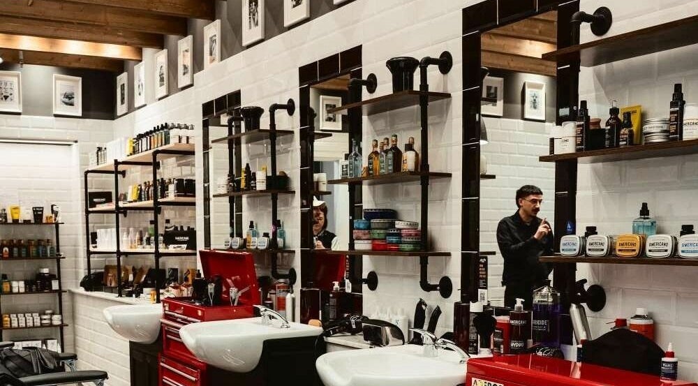 Interni eleganti di Little Italy Barbershop presso Pavia - Cc Carrefour, Pavia, Lombardia, IT.
