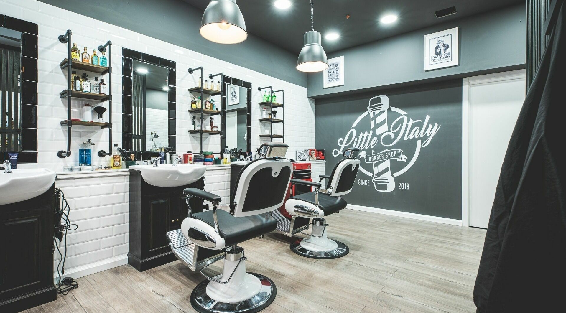 Interno di Little Italy Barbershop a Thiene, Veneto, IT con poltrone eleganti e atmosfera moderna.