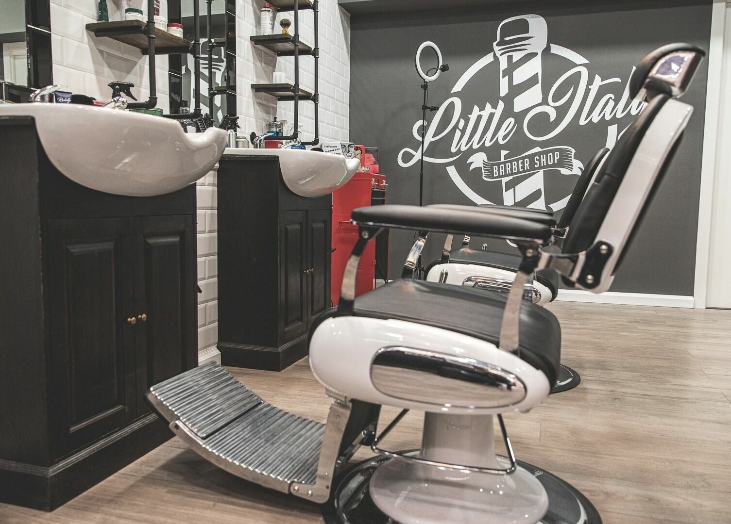 Poltrona da barbiere in Little Italy Barbershop, Thiene - IperTosano, Thiene, Veneto, IT.