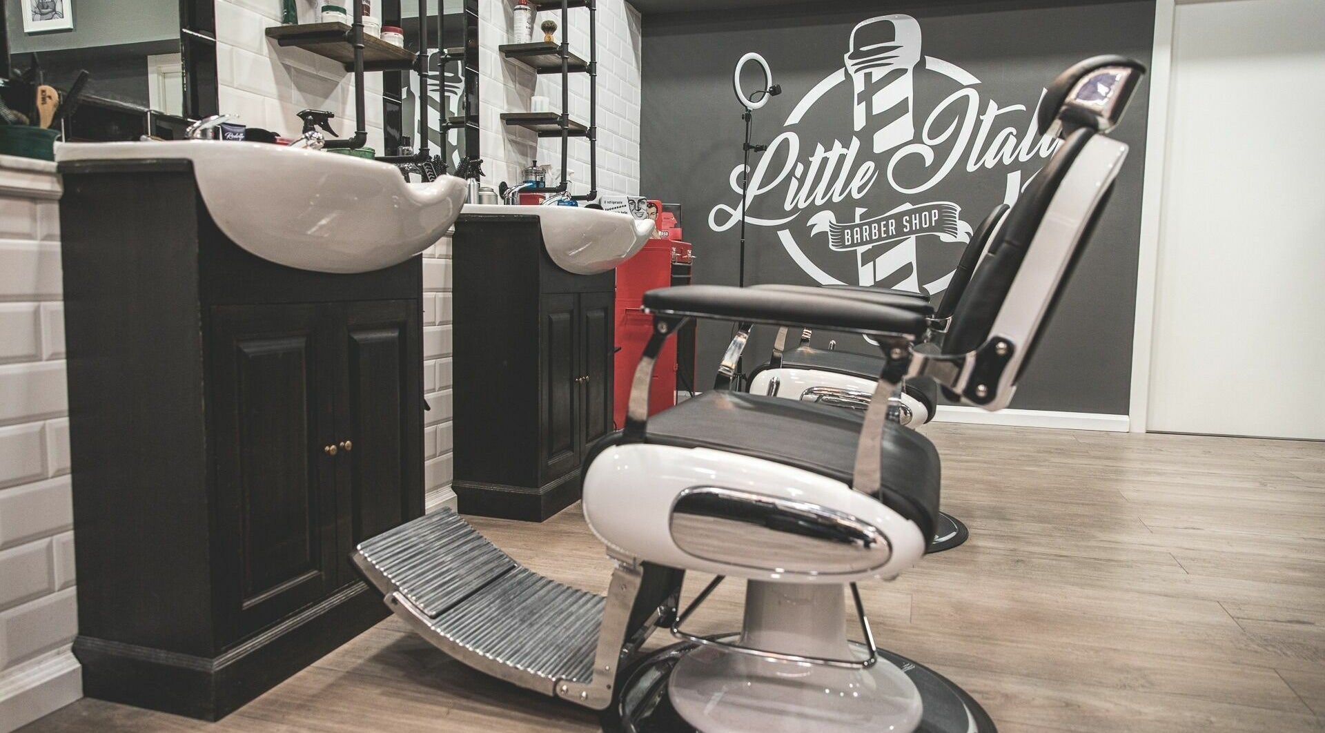 Poltrona da barbiere in Little Italy Barbershop, Thiene - IperTosano, Thiene, Veneto, IT.