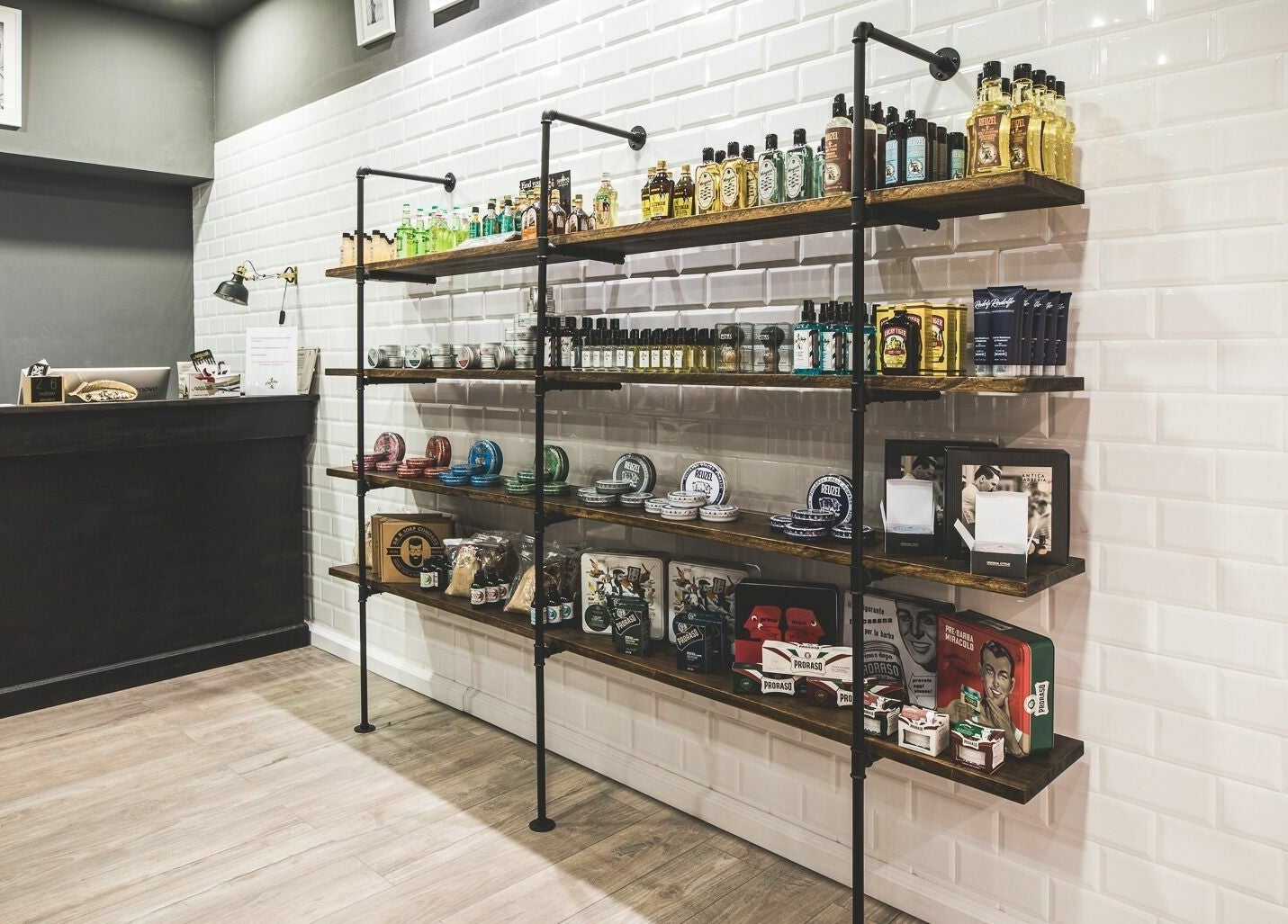 Interno del Little Italy Barbershop a Thiene - IperTosano - Centro Commerciale Thiene, Thiene, Veneto, IT.