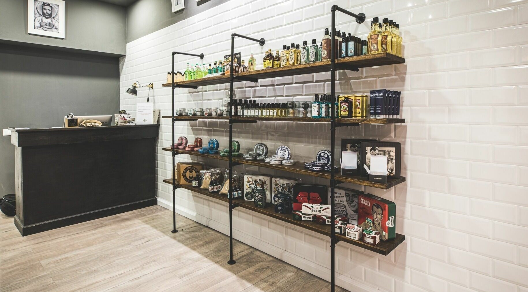 Interno del Little Italy Barbershop a Thiene - IperTosano - Centro Commerciale Thiene, Thiene, Veneto, IT.