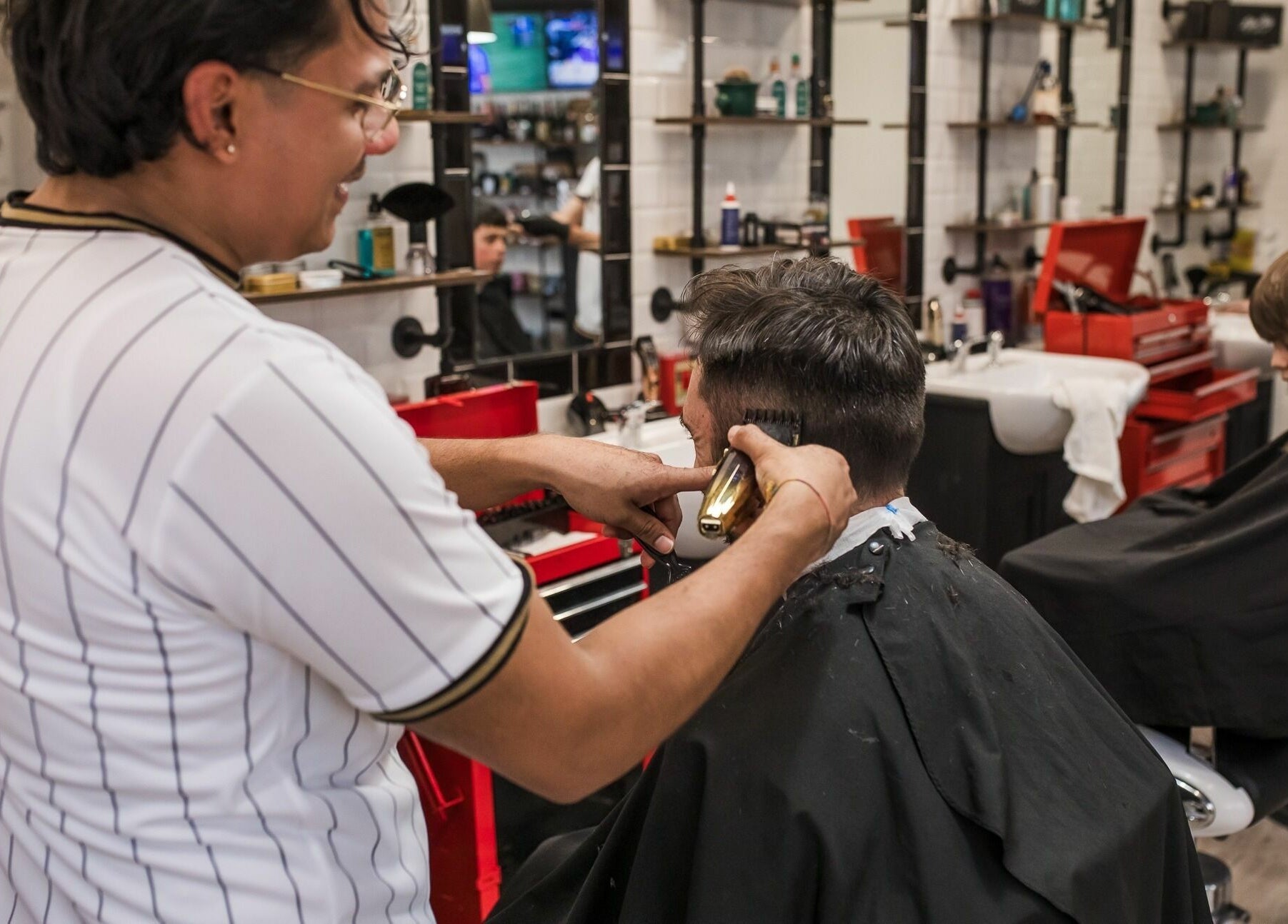 Barbiere all'opera presso Thiene - IperTosano - Centro Commerciale Thiene | Little Italy Barbershop, Thiene, Veneto, IT.