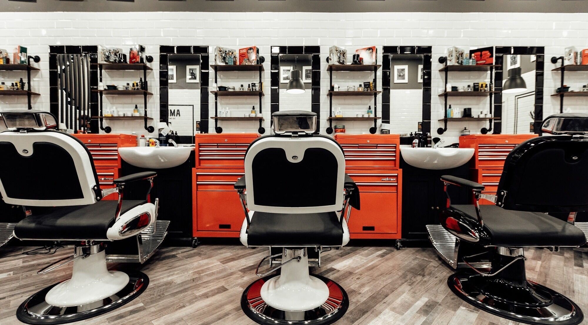 Barberia moderna di Bergamo Centro - Little Italy Barbershop a Bergamo, Lombardia. Design elegante e attrezzatura moderna.