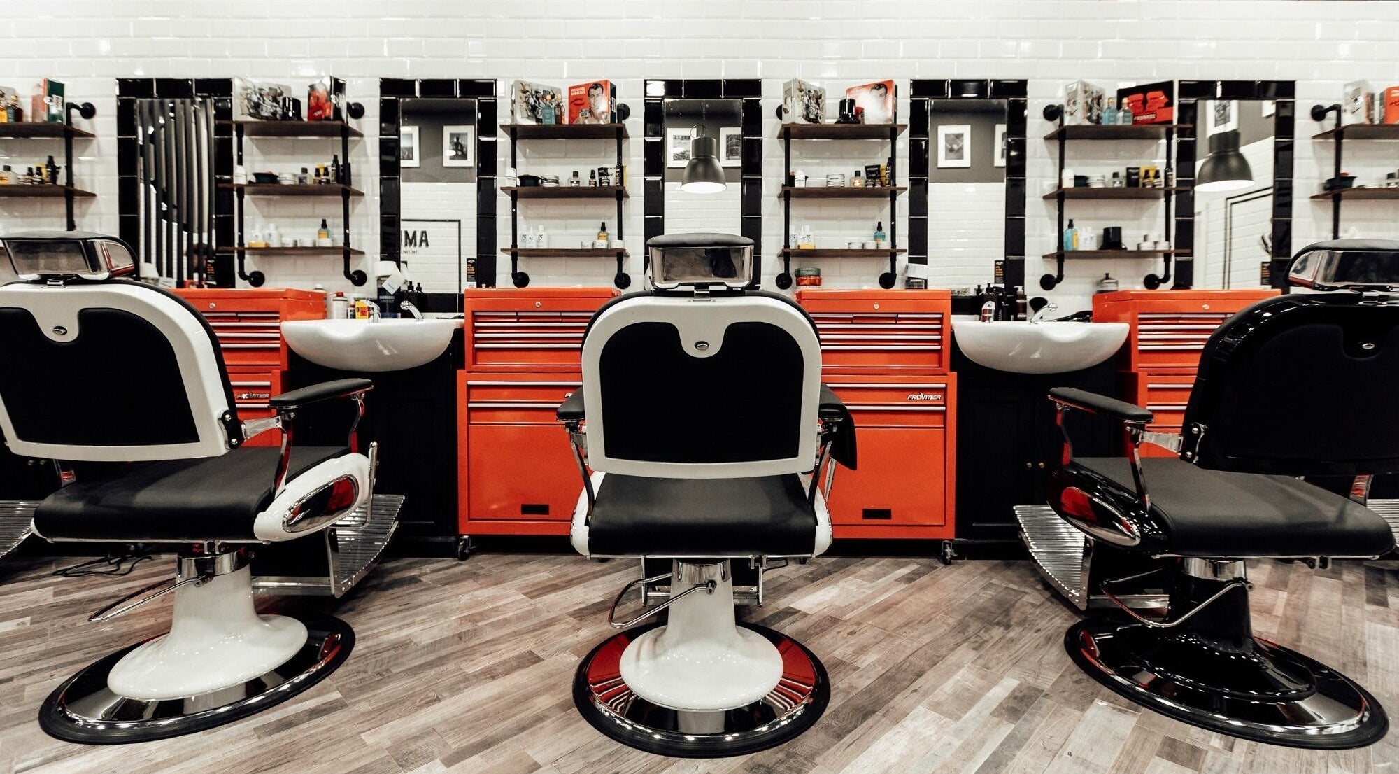 Poltrone iconiche presso Verona - Adigeo | Little Italy Barbershop a Verona, Veneto, IT.