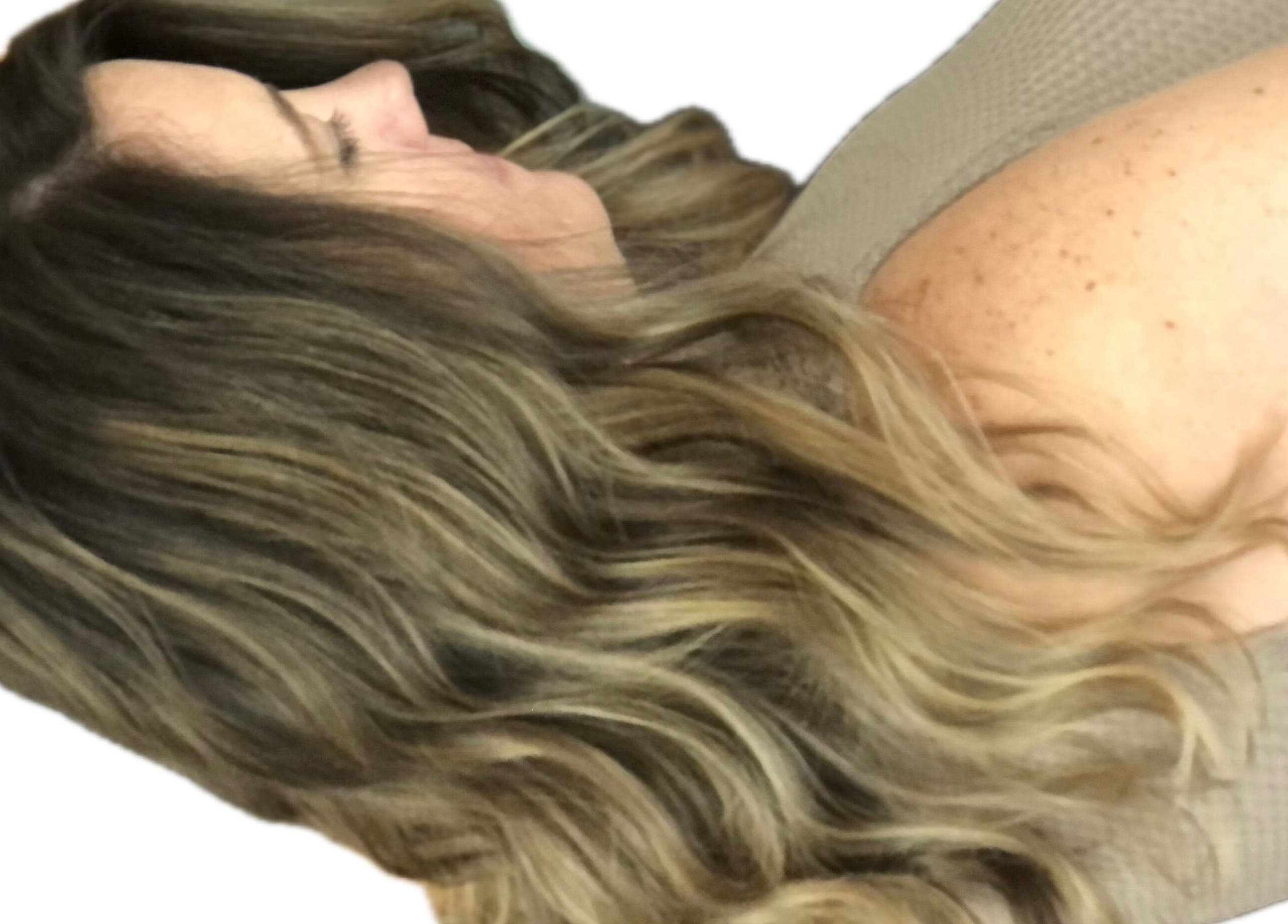 Wavy hairstyle by M. Curl at Tangles Salon in Springfield, Missouri, US, showcasing soft curls with highlights.