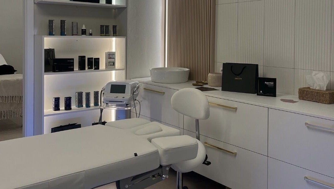 Moderní kosmetická místnost WellBe v Hlavní Město Praha, Hlavní Město Praha, CZ s bílým nábytkem.