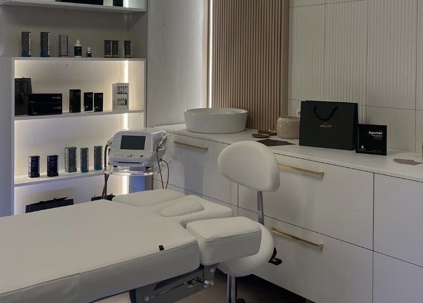 Moderní kosmetická místnost WellBe v Hlavní Město Praha, Hlavní Město Praha, CZ s bílým nábytkem.