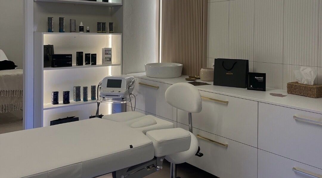 Moderní kosmetická místnost WellBe v Hlavní Město Praha, Hlavní Město Praha, CZ s bílým nábytkem.