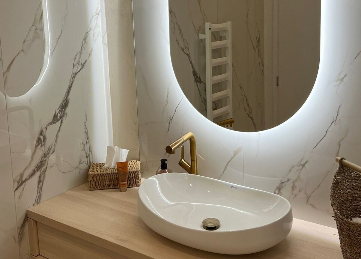 Elegantní mramorová koupelna s luxusním umyvadlem ve WellBe, Hlavní Město Praha, Hlavní Město Praha, CZ.