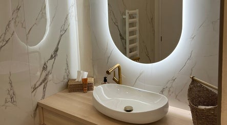 Elegantní mramorová koupelna s luxusním umyvadlem ve WellBe, Hlavní Město Praha, Hlavní Město Praha, CZ.