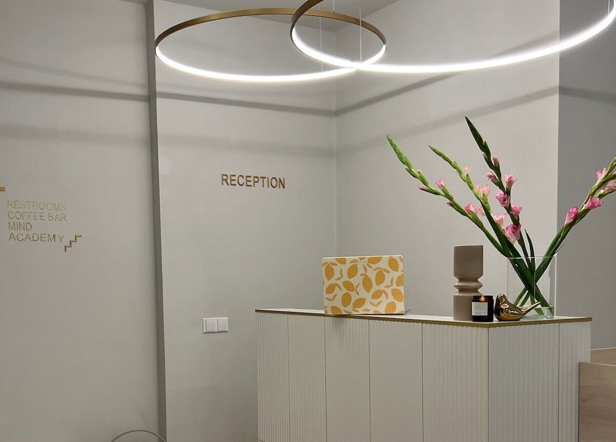 Elegantní recepce ve WellBe, Hlavní Město Praha s moderním osvětlením a květinovou výzdobou.