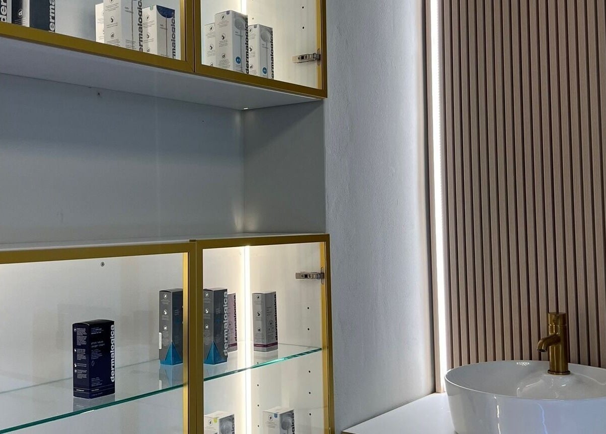 Luxusní kosmetické produkty v moderní poličce v WellBe, Hlavní Město Praha, Hlavní Město Praha, CZ.