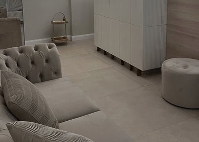 Elegantní interiér WellBe v Hlavní Město Praha, CZ, s pohodlným krémovým nábytkem.