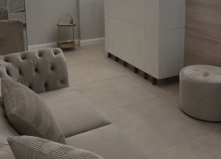 Elegantní interiér WellBe v Hlavní Město Praha, CZ, s pohodlným krémovým nábytkem.