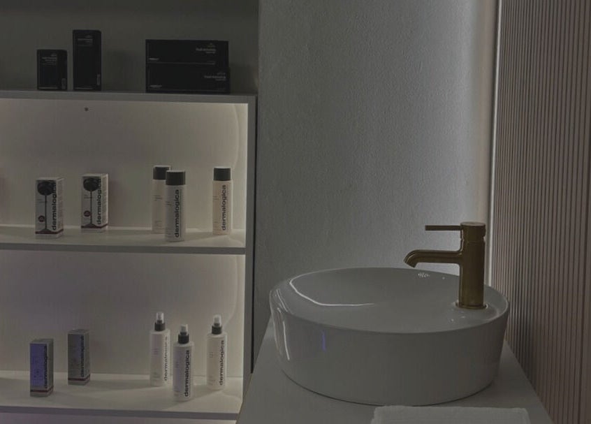 Moderní umyvadlo a police s kosmetikou ve WellBe, Hlavní Město Praha, Hlavní Město Praha, CZ.