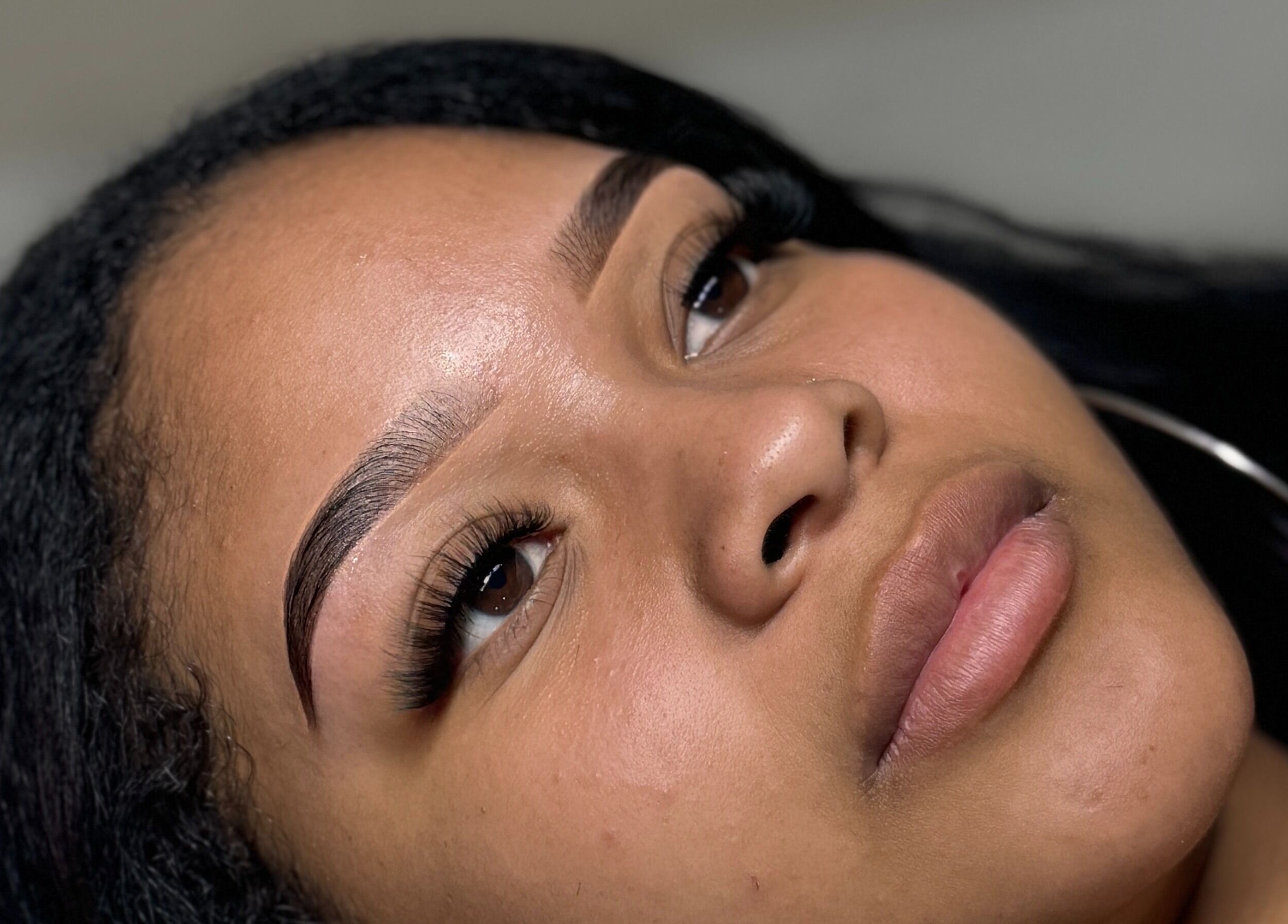 Close-up of expertly shaped eyebrows at Santoriam, Willemstad, Curaçao, CW showcasing beauty services.